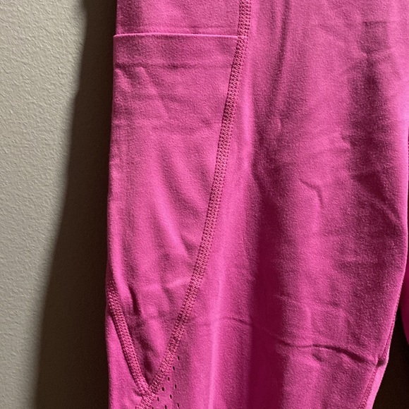 BRAND NEW EVERYDAY PERFORATED LEGGING SIZE MEDIUM! NWT! 25” INSEAM! - Picture 5 of 11